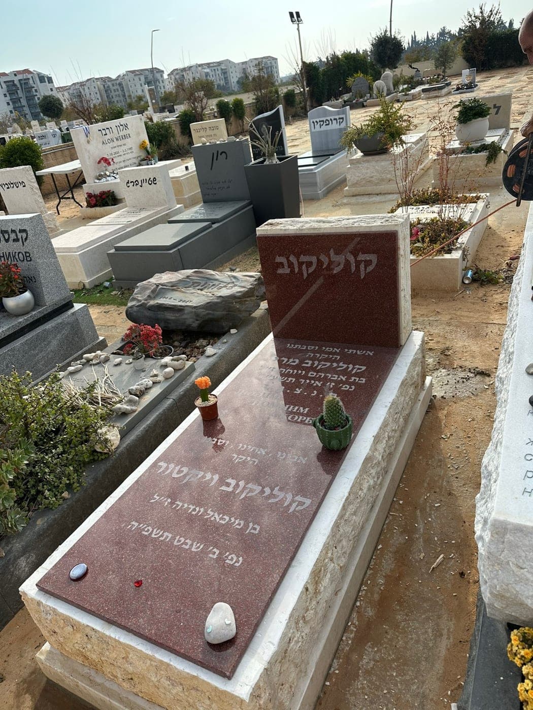 מצבת גרניט בגוון