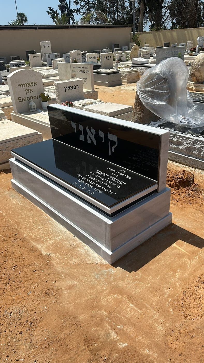 מצבת גרניט ניצבת