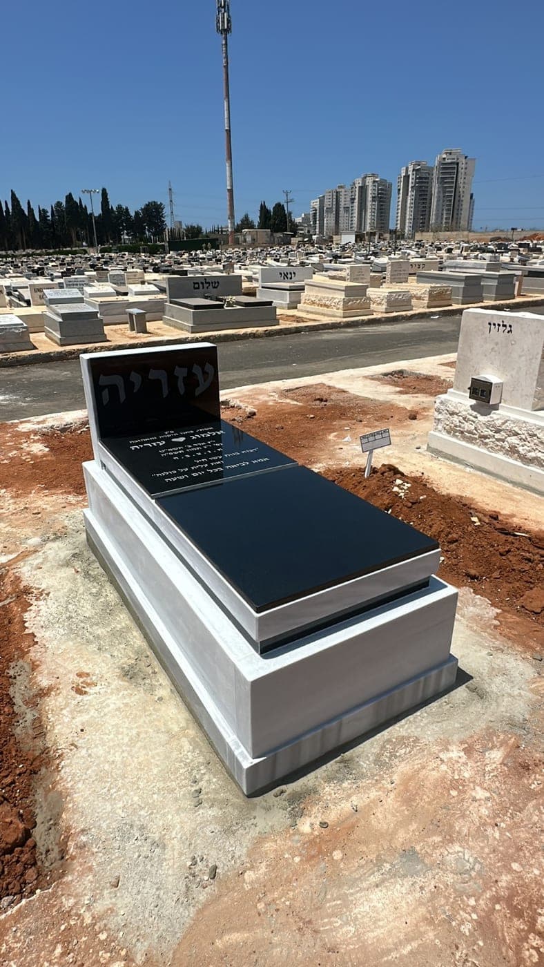 מצבת גרניט שחור