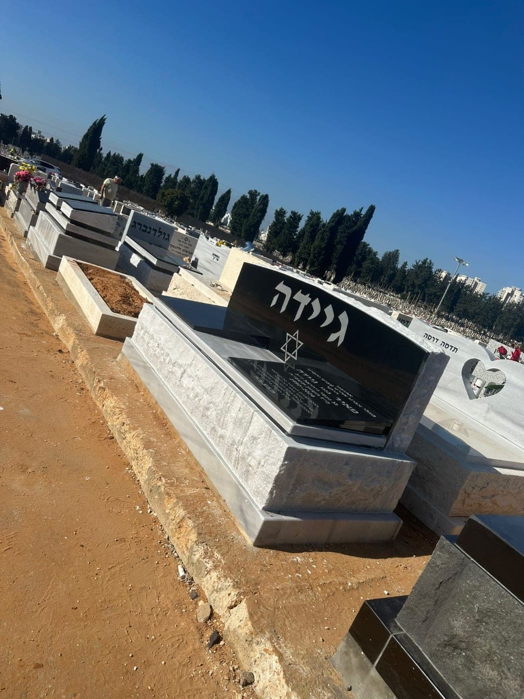 מצבת גרניט