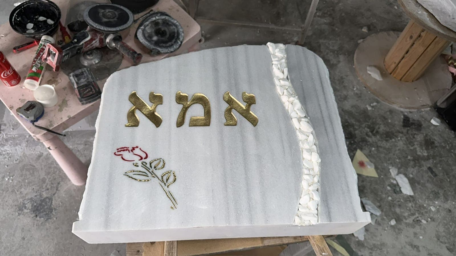 מצבה אומנותית בעבודת יד