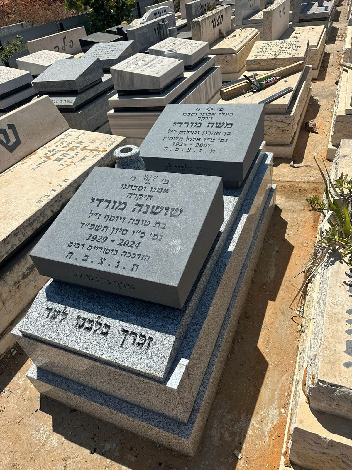 מצבת גרניט שחור
