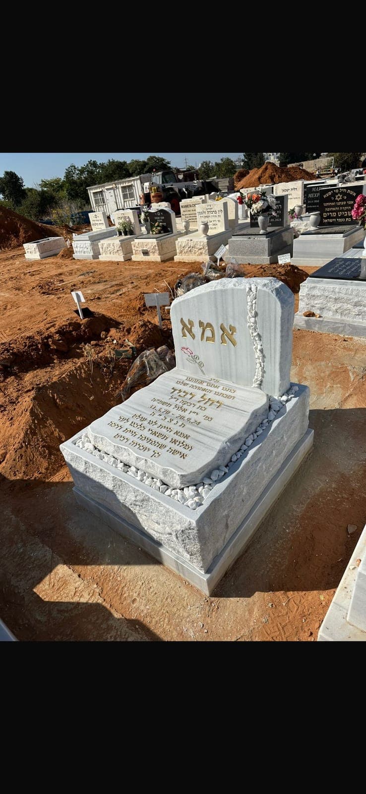 חצי מצבה בעבודת יד