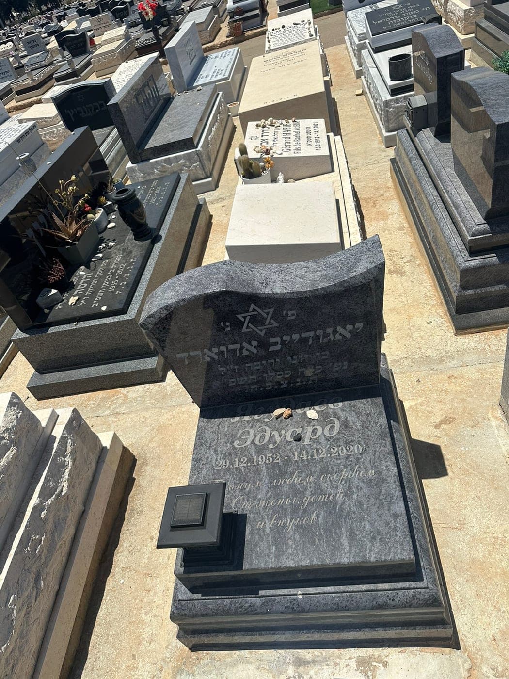 מצבת יחיד 14